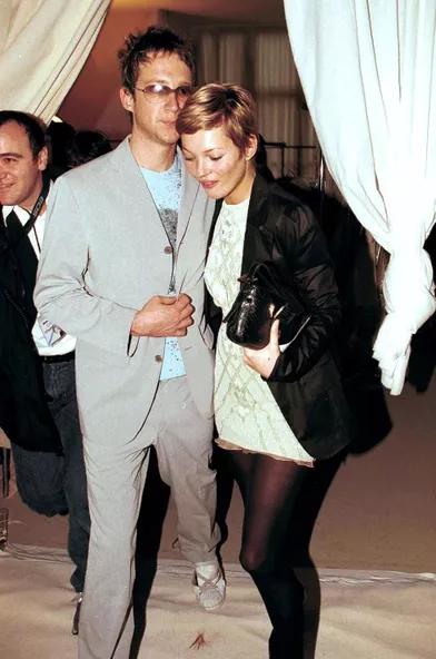 Kate Moss et Jefferson Hack à Paris le 14 mars 2001 -Kate Moss rencontre en 2001 le rédacteur en chef du magazine «Dazed &amp; Confused», Jefferson Hack. Ils ont ensemble une fille, Lila Grace Moss, née le 29 septembre 2002. Malgré leur rupture en 2004, Kate Moss et Jefferson Hack sont aujourd’hui en bons termes.