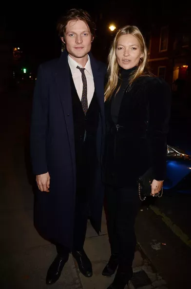 Kate Moss et Nikolai Von Bismarck à Londres le 18 novembre 2019 -Depuis 2015, Kate Moss fréquente le comte Nikolaï von Bismarck. Ils sont aujourd’hui en couple et Kate Moss fait fréquemment des apparitions au bras de son compagnon, de treize ans son cadet.