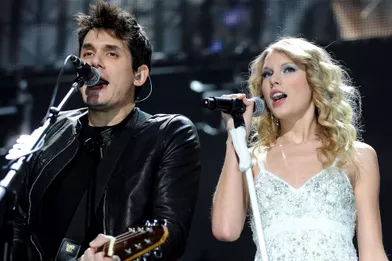 Taylor Swift et John Mayer (ici lors d'un concert à New York en décembre 2009) ont vécu une courte romance jusqu'au début de l'année 2010