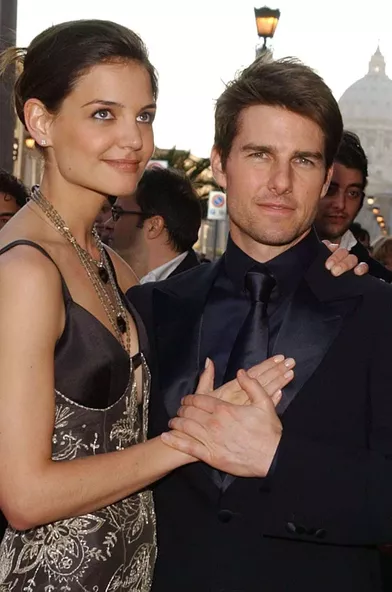 Tom Cruise et Katie Holmes ont débuté leur histoire en 2005. L'année suivante, leur fille Suri est née, et leur mariage était célébré. L'actrice a demandé le divorce six ans plus tard, en 2012, déterminée à protéger Suri des griffes de la scientologie. D'après d'anciens membres de la secte, l'acteur n'a aujourd'hui plus aucun contact avec sa fille.
