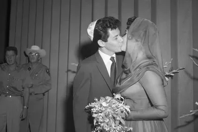 Elizabeth Taylor le jour de son mariage avec le chanteur Eddie Fisher en mai 1959. Leur relation avait fait scandale car elle avait débuté alors que celui-ci était encore marié à Debbie Reynolds. Le divorce fut prononcé en 1964.