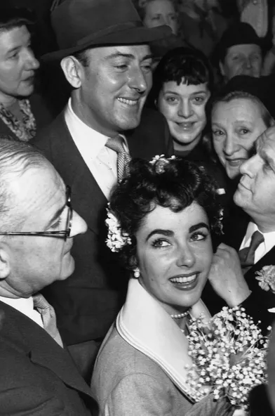 Elizabeth Taylor le jour de son mariage avec l'acteur Michael Wilding en février 1952. Le couple a divorcé en 1957.