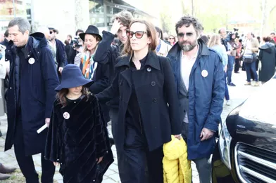 Marion Cotillard, son compagnon Guillaume Canet, Mathieu Demy, sa femme Joséphine Wister Faure et leurs deux enfants à la sortie de l'hommage à Agnès Varda dans la Cinémathèque française avant ses obsèques au cimetière du Montparnasse à Paris, le 2 avril 2019.