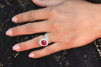 Un rubis entouré de diamants encercle le doigt d’Eva Longoria et symbolise son union avec José Antonio Baston.