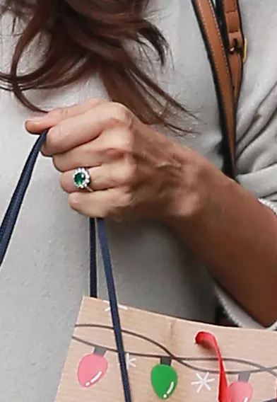 Irina Shayk porte une émeraude verte sertie de diamants, un cadeau de son futur époux et père de son enfant, Bradley Cooper.