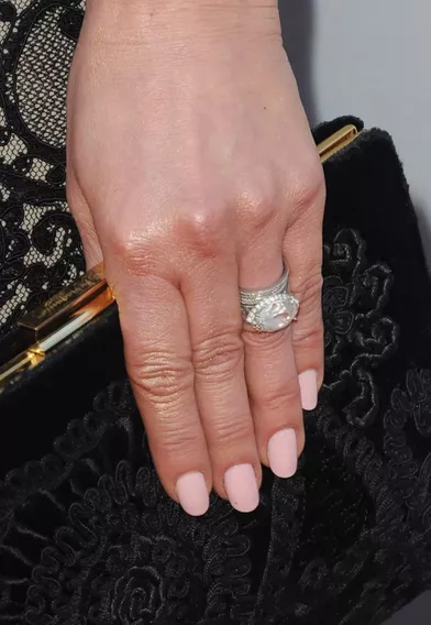 Catherine Zeta-Jones, l’épouse de Michael Douglas, porte une bague de 10 carats d’une valeur de 2,5 millions de dollars.