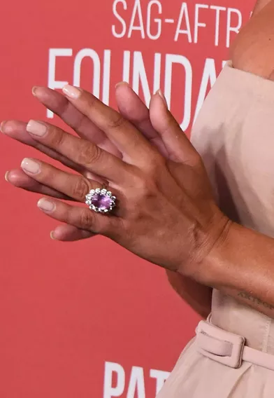 Un saphir rose de 7 carats, c’est le cadeau de Christian Carino à Lady Gaga pour leurs fiançailles. Le couple a rompu en février 2019.