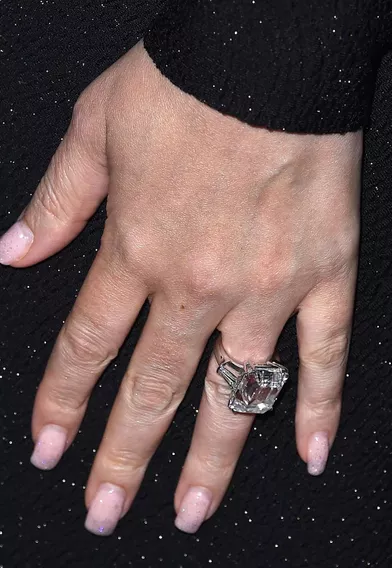 Mariah Carey portait une bague de 35 carats à son annulaire, un généreux cadeau de son ex-fiancé James Packer. Le couple s'était fréquenté entre 2014 et 2016.