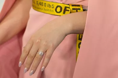 Un solitaire monté sur un anneau en diamant orne le doigt de Meghan Trainor, fiancée à Daryl Sabara depuis 2017.
