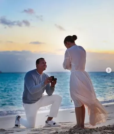 Alex Rodriguez demande Jennifer Lopez en mariagesur une plage des Bahamas, le 9 mars 2019.