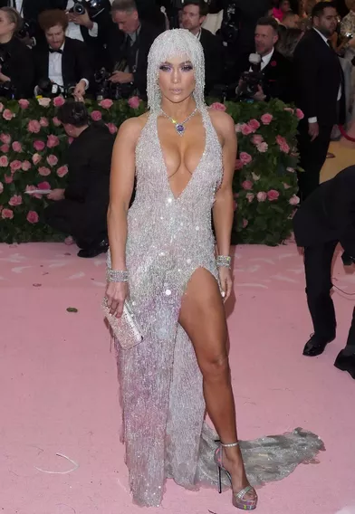 Jennifer Lopez en robe Versace au Met Gala à New York le 6 mai 2019.