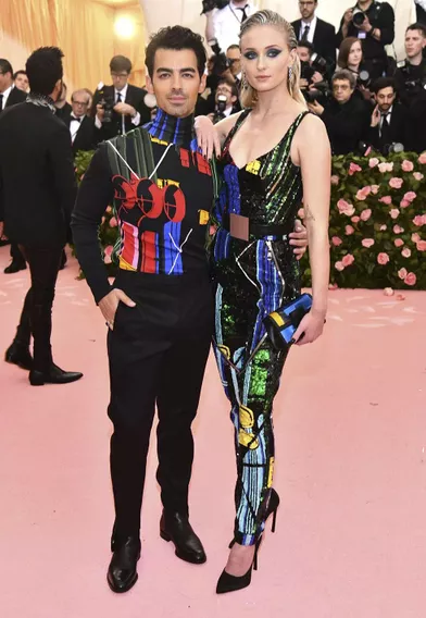 Joe Jonas et Sophie Turner assortis en Louis Vuitton auMet Gala à New York le 6 mai 2019.