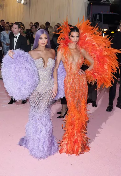 Kendall et Kylie Jenner en Versace au Met Gala à New York le 6 mai 2019.