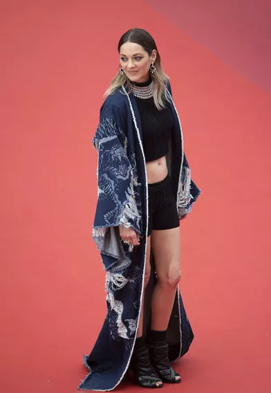 Marion Cotillard en kimono Balmain au Festival de Cannes le 22 mai 2019.