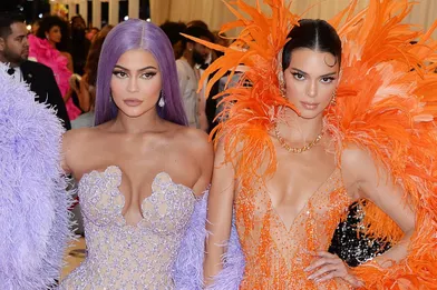Les transformations de Kendall et Kylie Jenner (ici en 2019) : la première n'a jamais rien admis, même si elle semble avoir retouché son nez et ses lèvres. La seconde a évidemment fait de ses transformations physiques sa marque de fabrique.