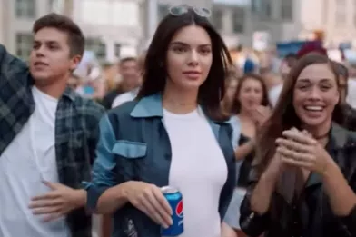 Kendall Jenner : en 2017, elle avait participé à une publicité pour la marque Pepsi, un spot qui avait créé la polémique en raison de son exploitation du mouvement Black Lives Matter. Dans «L'incroyable famille Kardashian», Kendall avait fait part de ses regrets. «Le fait que des personnes ont été blessées ou offensées, ce n'était vraiment pas mon intention», avait-elle dit en larmes.