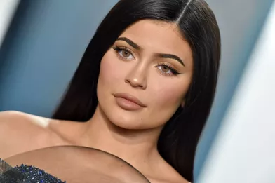 Kylie Jenner (ici en 2020) : en mai 2020, le magazine «Forbes» lui a retiré son titre de plus «jeune milliardaire au monde» après avoir constaté via des documents officiels de la société Coty, qui a racheté 51% de Kylie Cosmetics, qu'elle avait grossi le succès de sa marque. Kylie a démenti, mais sa crédibilité n'est pas vraiment ce qu'il y a de plus solide.