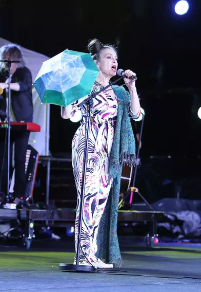 Catherine Ringer en concert au pied de la Tour Eiffel pour la 26ème édition de l’Octobre rose, le 1er octobre 2019.