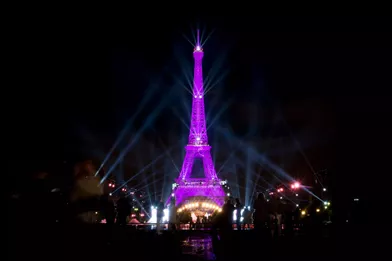 Illumination de la Tour Eiffel en Rose lors de la 26ème édition de l’Octobre rose au pied de la Tour Eiffel, le 1er octobre 2019.
