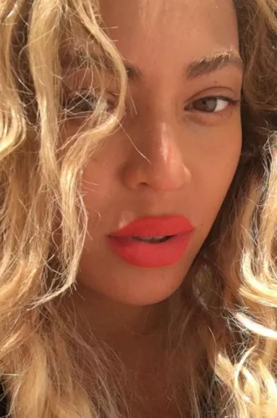 Beyoncé portant seulement du rouge à lèvres