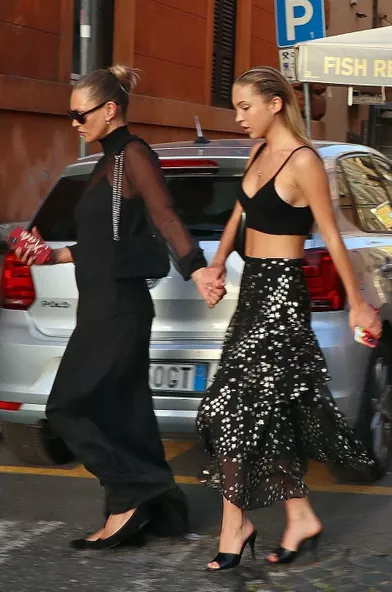 Kate Moss et sa fille Lila Grace dans les rues de Rome le 27 juin 2021.