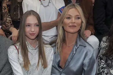 Lila Moss et sa mère Kate Moss au défilé Dior Homme durant la Fashion Week de Paris en juin 2019.