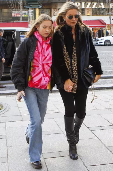 Lila et Kate Moss dans les rues de Paris en 2020.