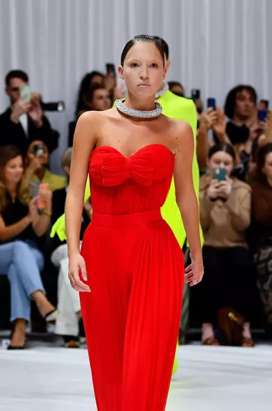Lila Moss défile pour Richard Quinn lors de la Fashion Week de Londres en septembre 2021.