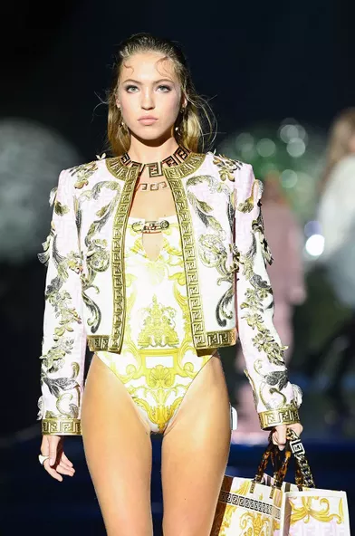 Lila Moss défile pour Versace lors de la Fashion Week de Milan le 26 septembre 2021.