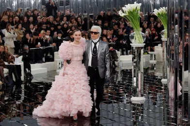 Lily-Rose Depp et Karl Lagerfeld au défilé Chanel à Paris, le 24 janvier 2017.