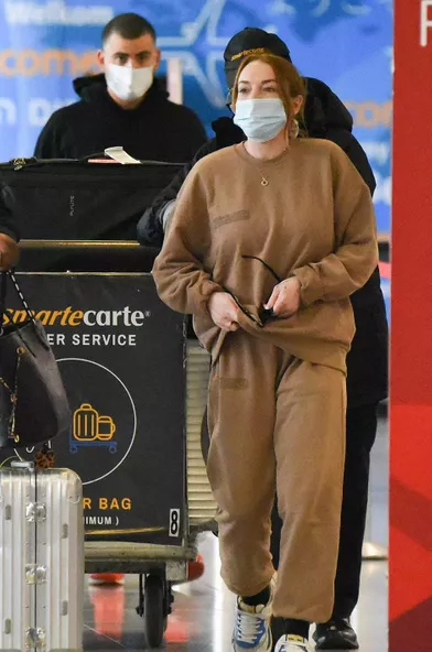 Lindsay Lohan et son petit amiBader Shammas à l'aéroport de New York le 29 octobre 2021