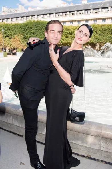 La dernière photo en public deLudovic Chancel, avec sa compagne Sylvie Ortega Munos lors de la présentation de la collection Petit Bateau x Marie-Agnès Gillot dans le bassin du jardin du Palais Royal à Paris, France, le 3 juillet 2017.