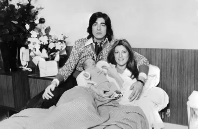 Sheila et Ringo avec leur fils nouveau-né Ludovic, photo datée datée du 8 avril 1975, lendemain de la naissance