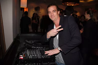 Ludovic Chancel, DJ pour la soirée d'inauguration de l'album musical de l’hôtel Burgundy, à Paris le 26 novembre 2013. 