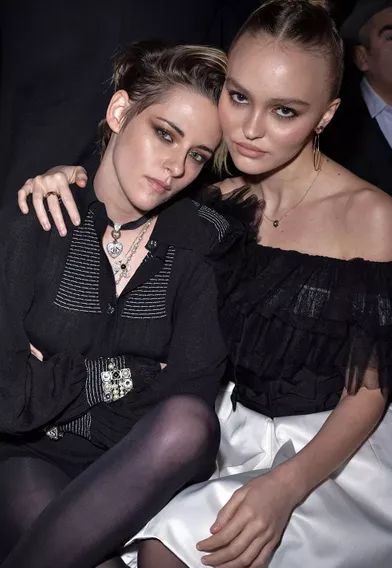 Kristen Stewart et Lily-Rose Depplors du défilé Chanel Métiers d'Art àParis le 4décembre2019.