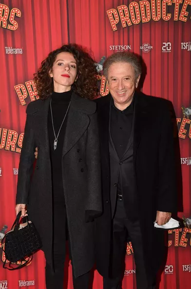 Michel Drucker et sa petite-filleRebecca Jarreà la générale de la pièce «Les Producteurs» au théâtre de Paris le 2 décembre 2021