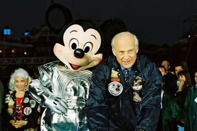 Buzz Aldrinet Mickey.