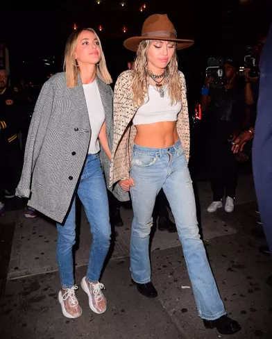 Miley Cyrus et Kaitlynn Carter arrivent auxMTV VMAs à Newark le 26 août 2019