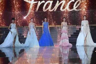 Diane Leyre (au milieu en robe bleu foncé), Miss Ile-de-France, a été élue Miss France 2022