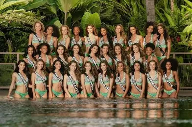 Photo de groupe représentant les 29 candidates au concours Miss France 2022, cliché capturé lors du voyage de préparation sur l'île de la Réunion en novembre 2021.