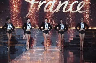 Les cinq finalistes du concours Miss France 2022 : Miss Martinique, Miss Alsace, Miss Ile-de-France, Miss Normandie et Miss Tahiti