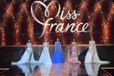 Les cinq finalistes du concours Miss France 2022 : Miss Martinique, Miss Alsace, Miss Ile-de-France, Miss Normandie et Miss Tahiti