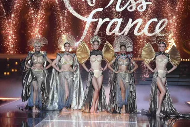 Les cinq finalistes du concours Miss France 2022 sur la scène du Zénith de Caen le 11 décembre 2021