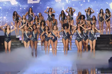 Les 29 candidates au concours Miss France 2022 défilent en maillot de bain à Caen le 11 décembre 2021