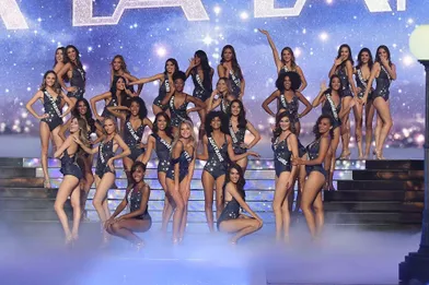 Les 29 candidates au concours Miss France 2022 défilent en maillot de bain à Caen le 11 décembre 2021