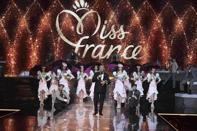 Les candidates au concours Miss France 2022 lors de l'élection à Caen le 11 décembre 2021