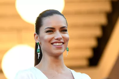 Adriana Lima embrase le tapis rouge de Cannes
