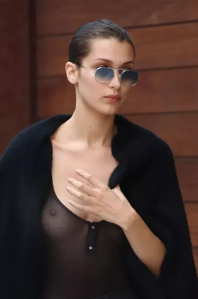 Bella Hadid, seins nus dans les rues de New York