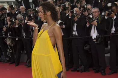 Noémie Lenoir, enceinte et radieuse à Cannes