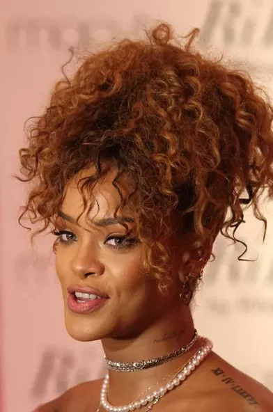 Rihanna, en rose bonbon pour la promotion